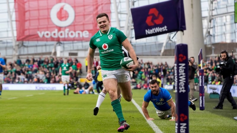 Jacob Stockdale runs in for his try
