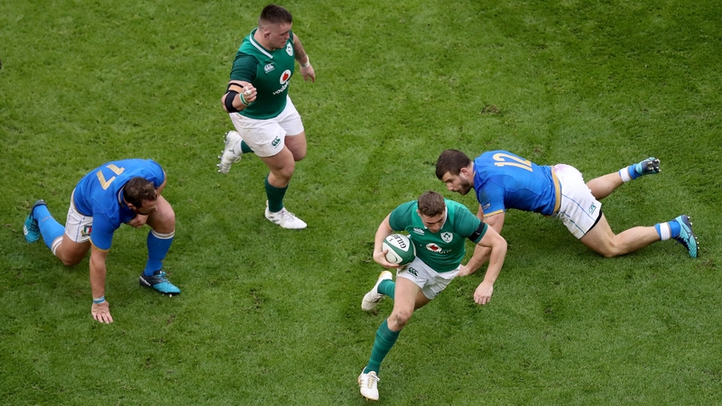 Jordan Larmour evades Andrea Lovotti and Tommaso Castello of Italy