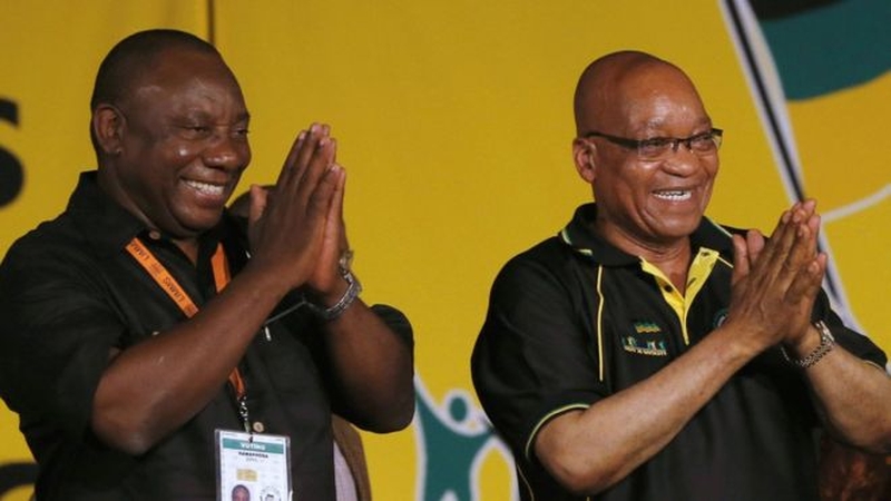 Bhí Cyril Ramaphosa (ar chlé) ina leasuachtarán do Jacob Zuma