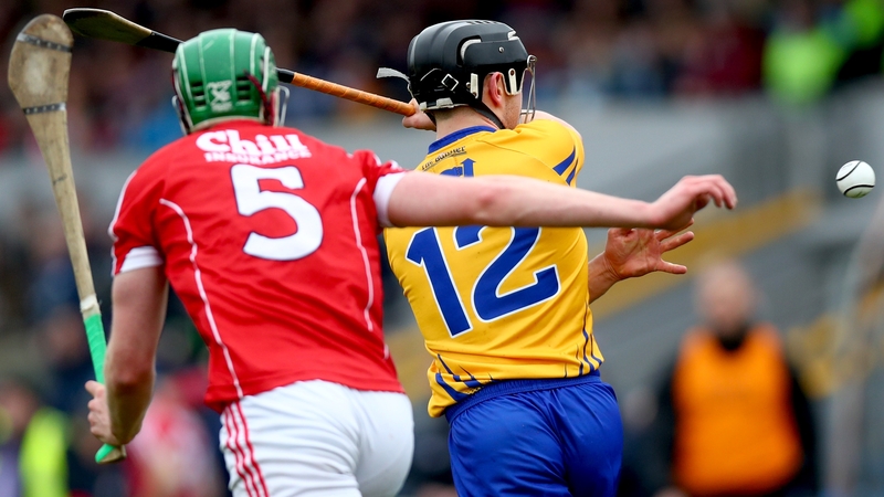 David Reidy reverse passes despite pressure from Cork's Darren Browne
