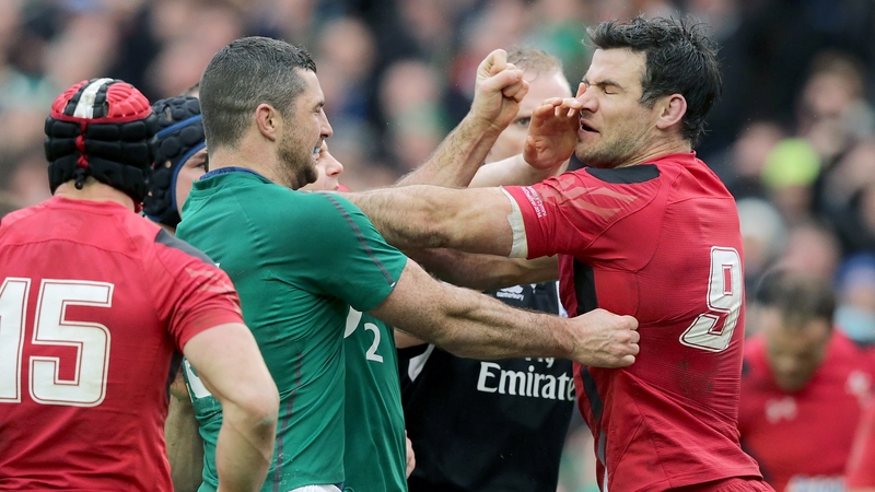 Mike Phillips and Rob Kearney getting close in the 2014 Six Nations encounter