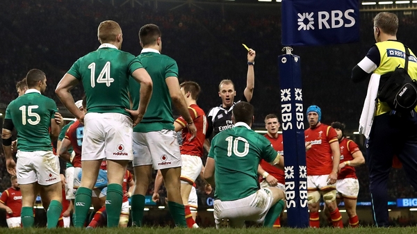 Wayne Barnes shows Jonathon Sexton a yellow card in the 2017 Six Nations