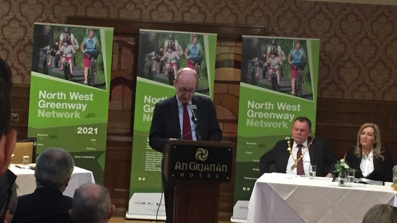 An tAire Iompair, Shane Ross, agus an Bealach Glas á sheoladh aige