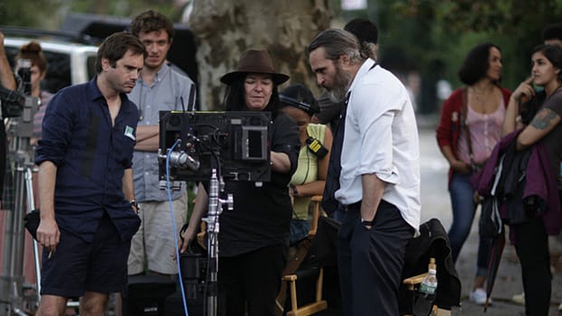 Lynne Ramsay and Joaquín Phoenix between takes