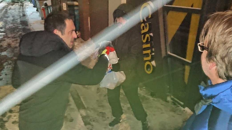 Ronnie O'Sullivan shares the love. Photo: Matthew Lofthouse.