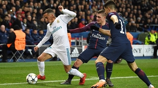 Lucas Vazquez of Real Madrid evades Marco Verratti and Yuri Berchiche in Paris