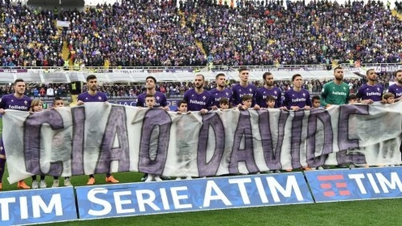 The players warmed up in shirts bearing the 31-year-old's number 13 before kick-off.