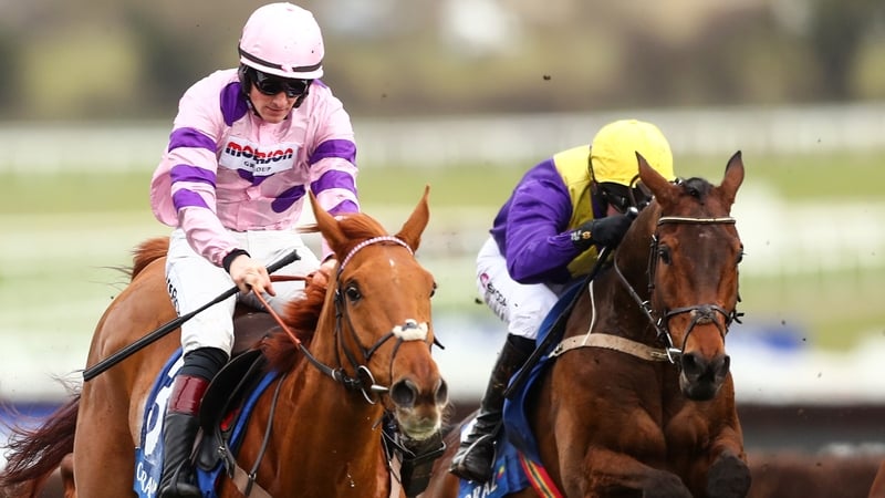 Bleu Berry (yellow cap) sprints for home