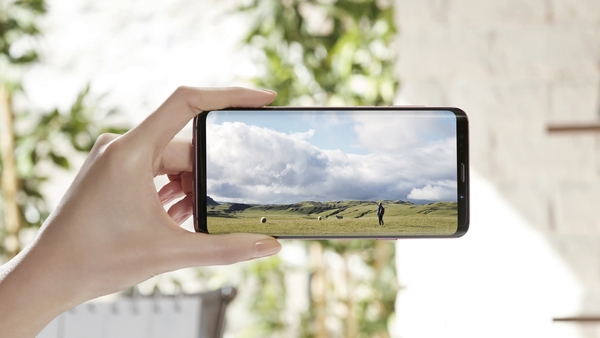 Samsung shares fell after the announcement as analysts forecast similar or lower profit in the second quarter, due to slower growth in DRAM chip prices and higher marketing costs for the flagship Galaxy S9 smartphone