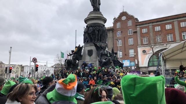 Thousands of people in Dublin trying to get the best spot to view the parade
