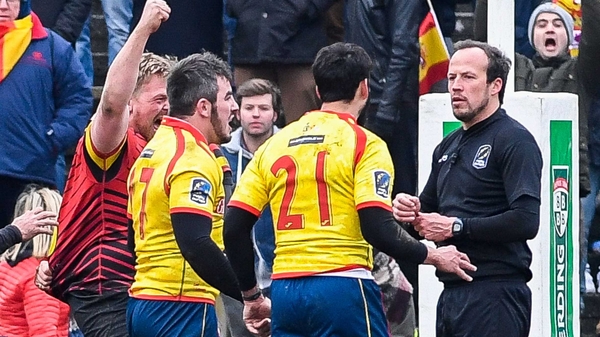 Spanish players appeal to referee Vlad Iordachescu