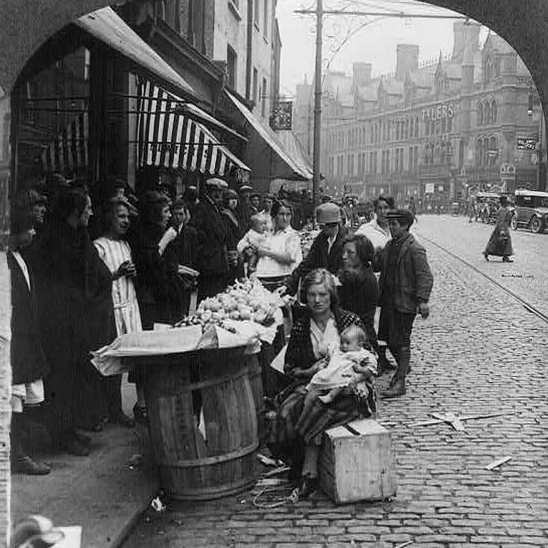 Street traders on Dublin's Georges St in the early 20th century. Photo: LIbrary of Congress