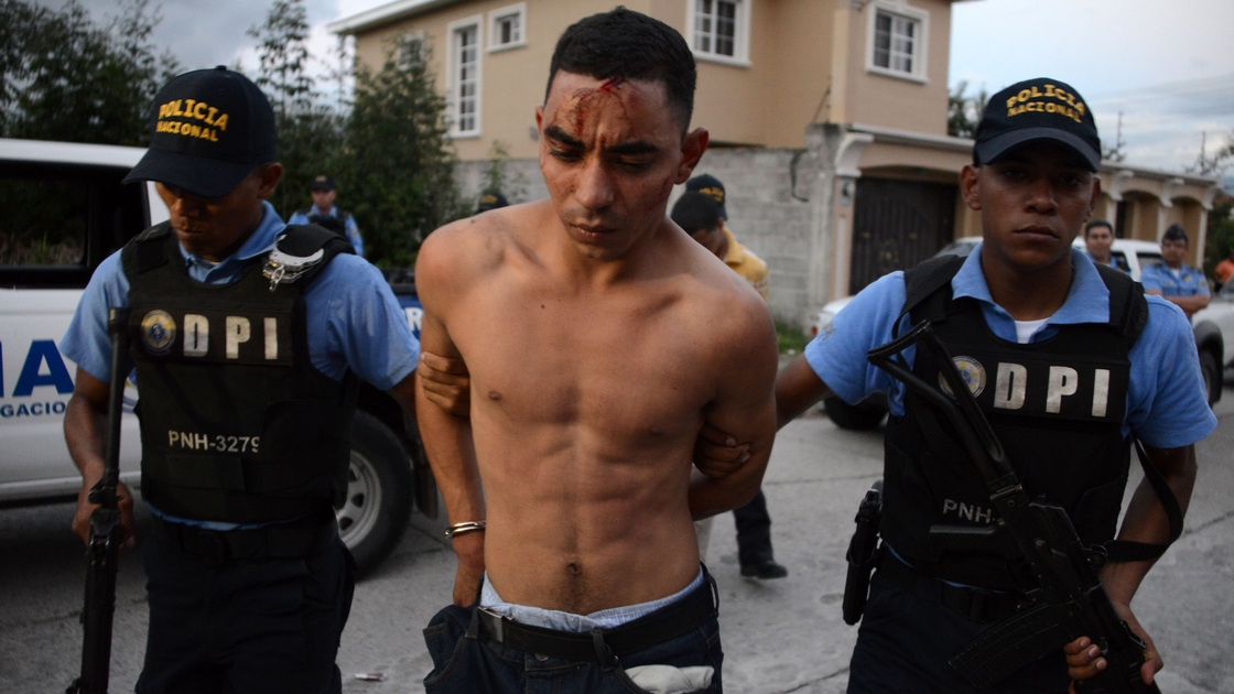 San Salvadorean police detain alleged members of the Barrio 18 gang on 11 May 2015.