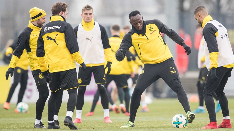 Usain Bolt warms up with Mario Gotze