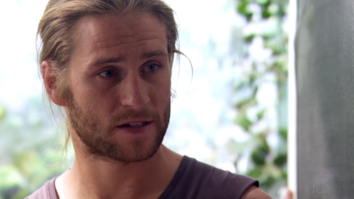 Ash relentlessly hunts Robbo on Home and Away