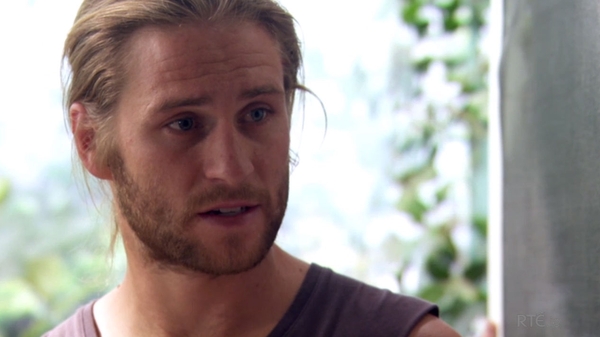 Ash relentlessly hunts Robbo on Home and Away