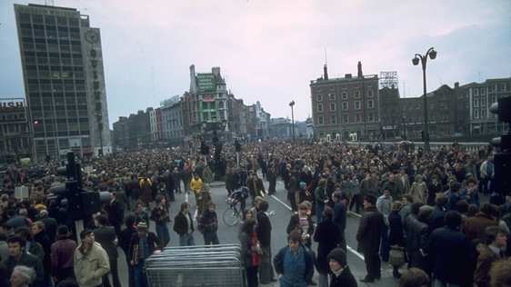 PAYE Workers Strike, O'Connell Bridge, Dublin (1979) © RTÉ Archives 0698/089
