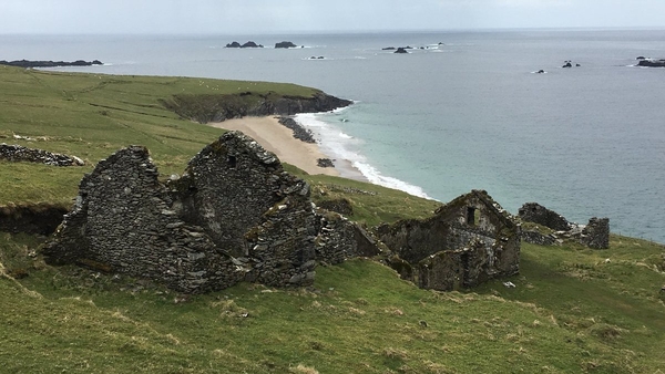 The property comprises of ruins, three fields and a share of 42 acres of commonage