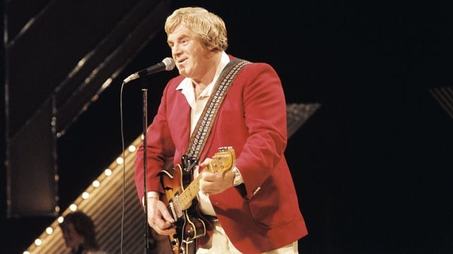 Big Tom performs on the RTÉ Television chat/variety show 'Bibi', during programme recording in Studio 1which was broadcast on 4 December 1991.