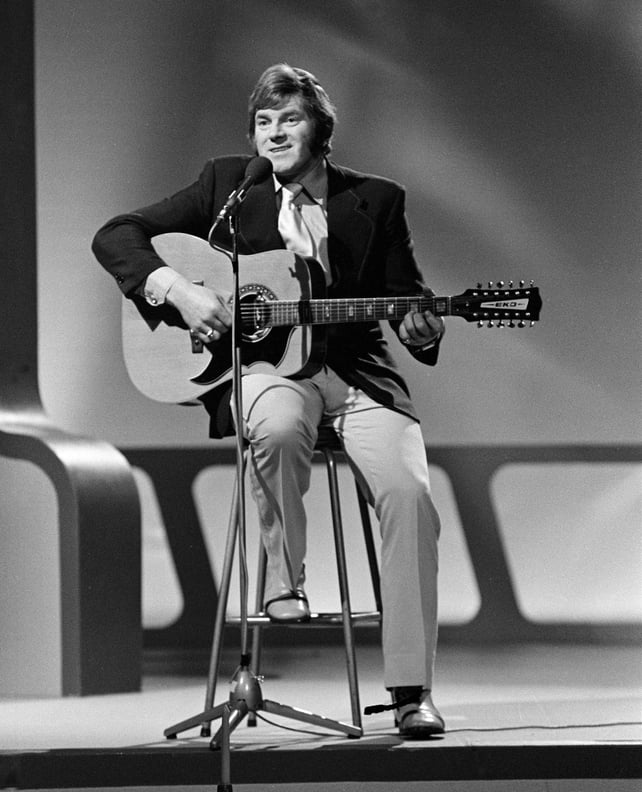 Big Tom performs on the RTÉ Television series 'The Anna McGoldrick Show', during programme recording in Studio 1 in February 1974