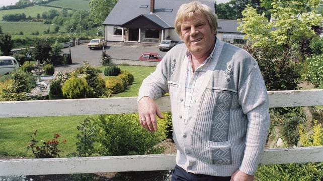 Big Tom photographed in Castleblayney, County Monaghan, during filming of the RTÉ Television series 'Changing Places' on 20 June 1991. Big Tom appeared in the episode entitled 'Country Roads' which focused on country music.