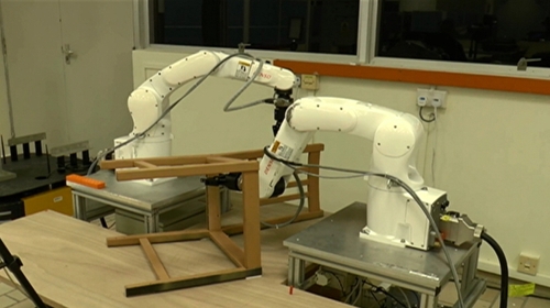 The device consists of two mechanical arms with grippers