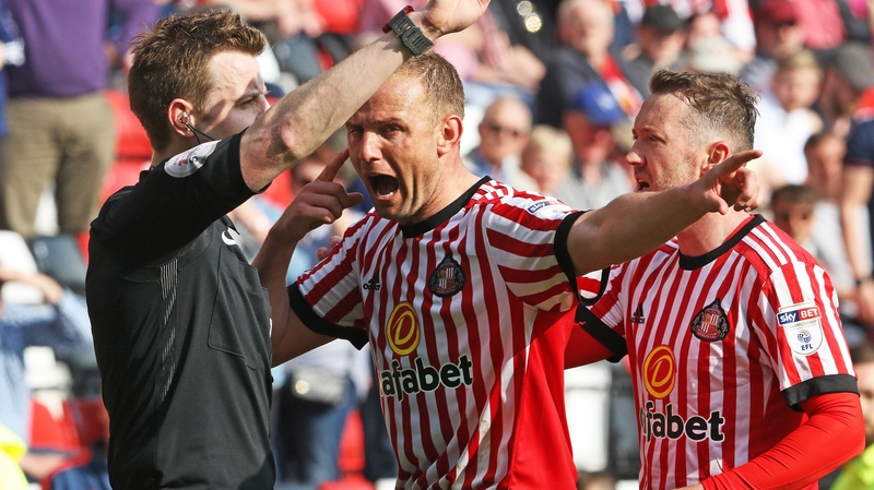 Lee Cattermole and Aiden McGeady remonstrate with the assistant referee during their loss to Burton