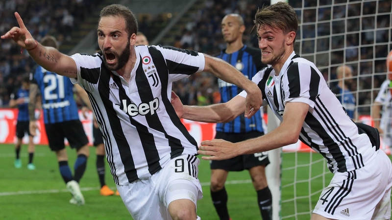Gonzalo Higuain celebrates his goal with Daniele Rugani