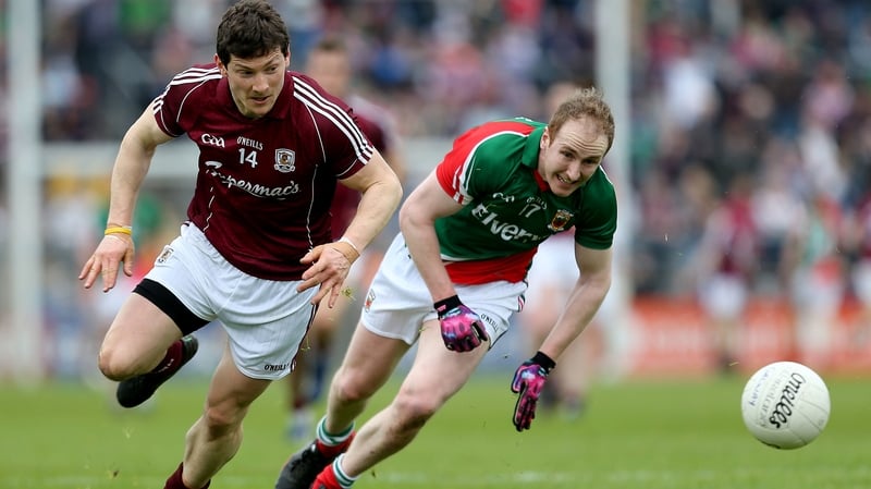 Tom Cunniffe beats Michael Meehan to possession in Mayo's 4-16 to 0-11 Connacht quarter-final win in 2013