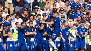 Chelsea players mob Olivier Giroud after his goal