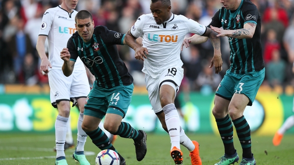 Jordan Ayew of Swansea City and Oriol Romeu