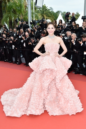 Araya A. Hargate wore this stunning pink ruffled gown by Ralph & Russo in 2016.