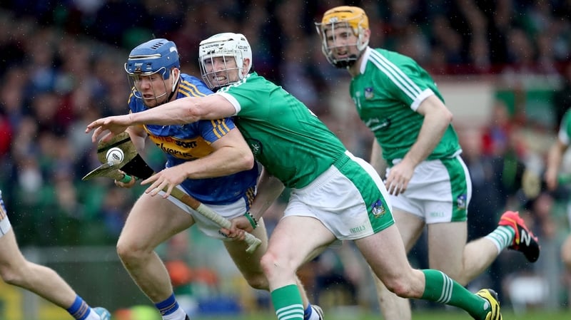 Jason Forde fights for possession with Seamus Hickey