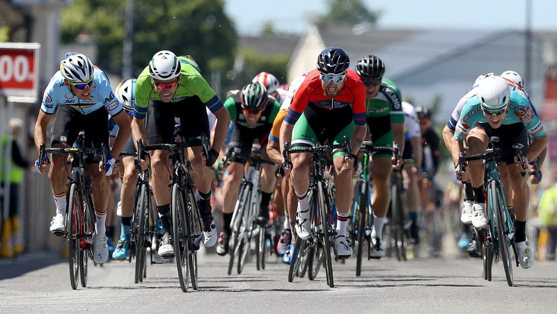 Luuc Bugter (green, 2nd left) wins the stage