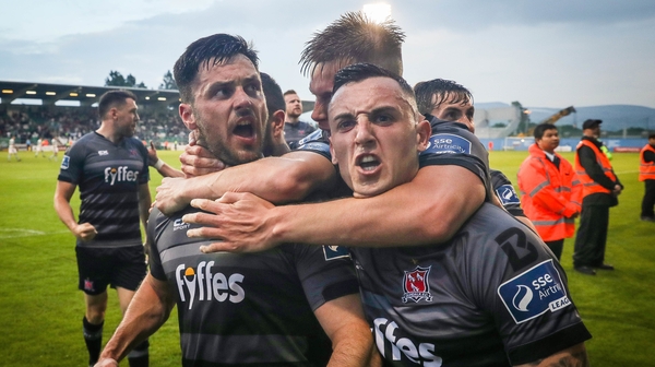 It's 1-1 between Shamrock Rovers and Dundalk.