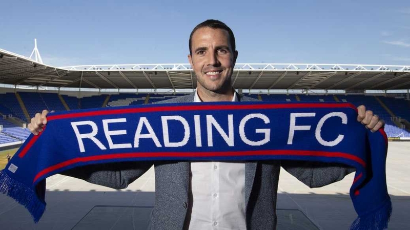 John O'Shea poses with his new club's scarf. Photo: Reading FC