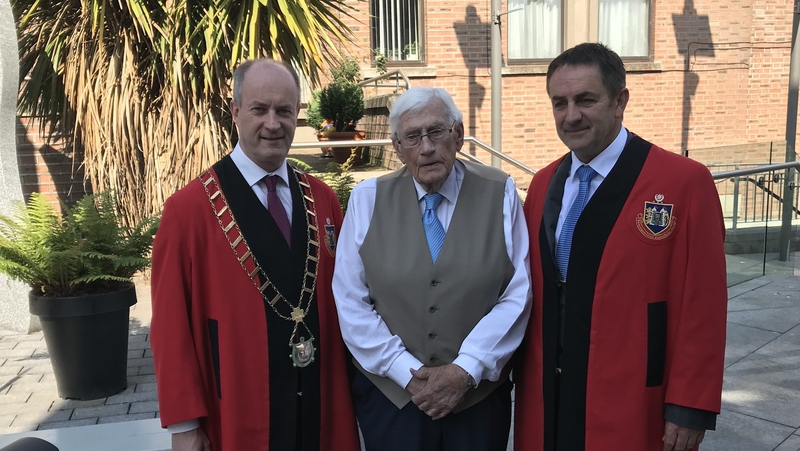 Seamus Mallon with Mayor of Drogheda, Pio Smith (L), and Deputy Mayor Richie Culhane