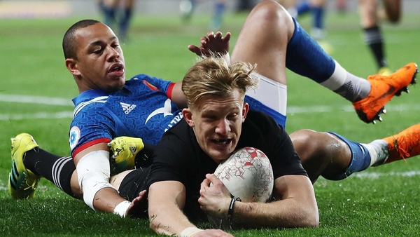 Damian McKenzie scores a try against France