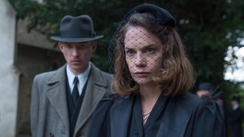 Domhnall Gleeson and Ruth Wilson in The Little Stranger