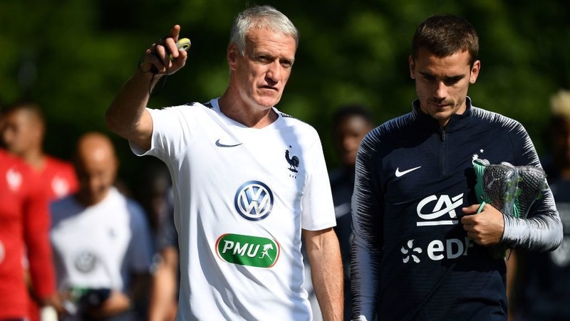 Didier Deschamps gives Antoine Griezmann a few pointers