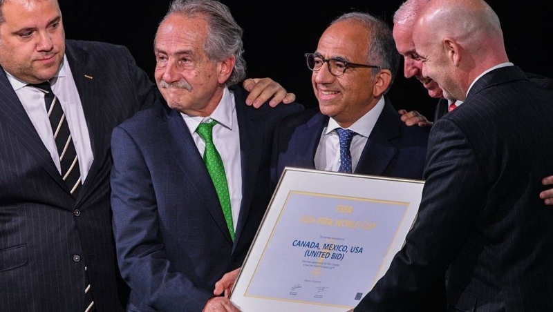 FIFA president Gianni Infantino (R) poses with the United 2026 bid after it was announced it had won the right to host the World Cup