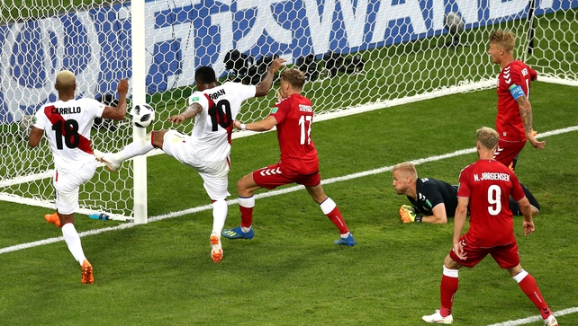 Jefferson Farfan is not able to score under pressure of Jens Stryger Larsen at the Mordovia Arena