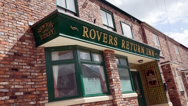 Three pregnant Coronation St actors pose for picture