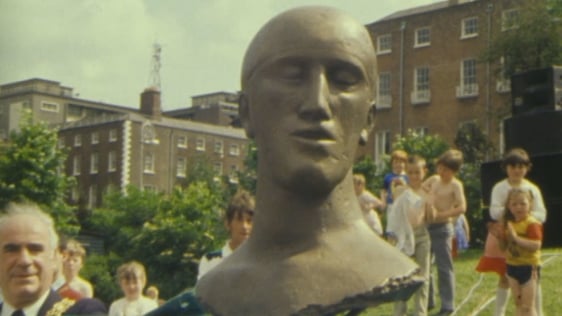 Tribute Head by Elisabeth Frink, Merrion Square (1983)