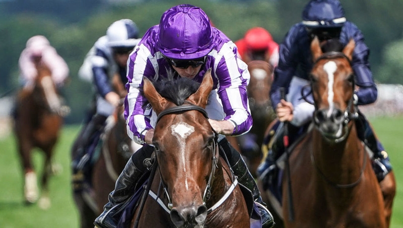 Ryan Moore (L) rides Kew Gardens to victory