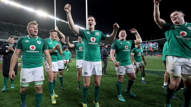 Jordi Murphy, Jacob Stockdale, Johnny Sexton, Tadhg Furlong and James Ryan celebrate