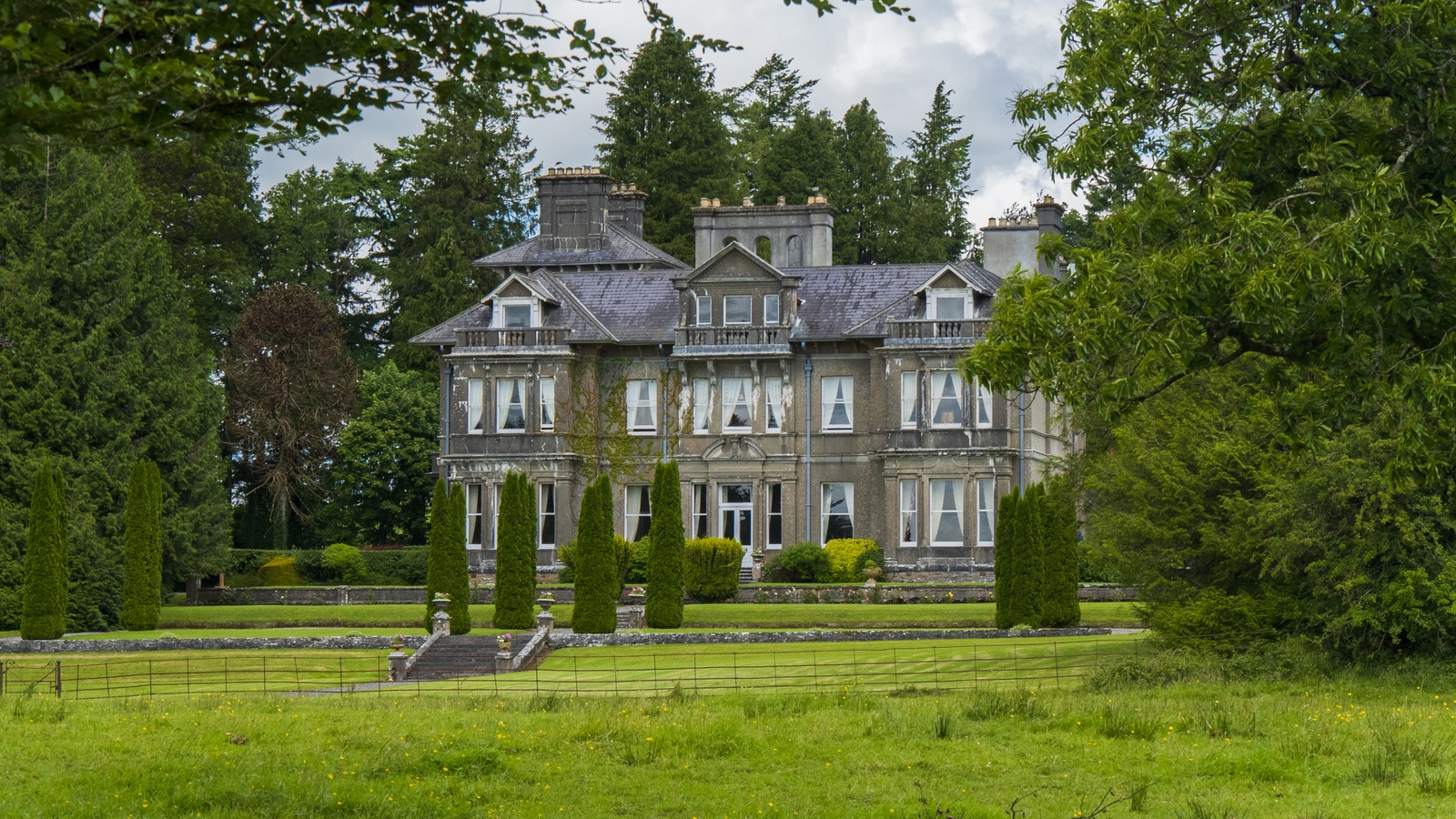 The Suck Valley Way passes estates like Clonalis House, Co. Roscommon