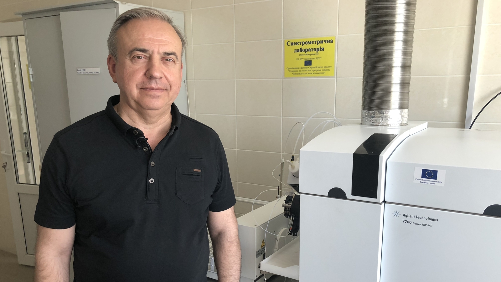 Professor Yury Bandashevsky in his lab
