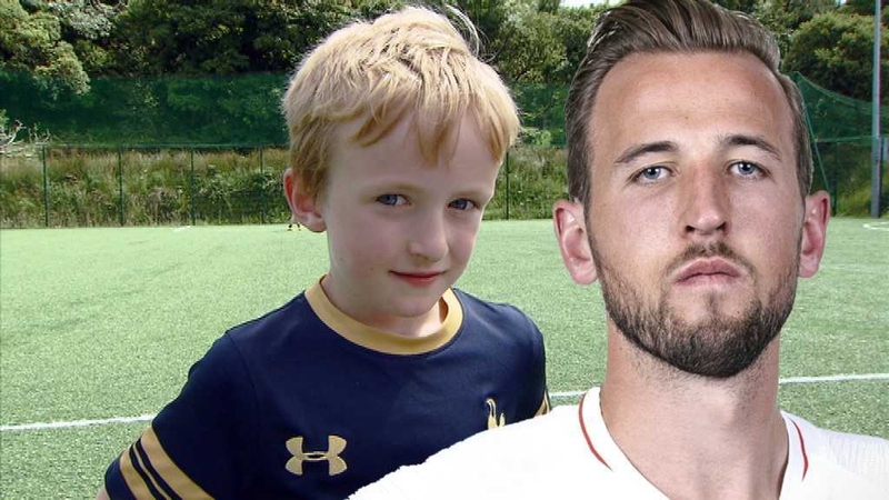 Cosúlacht idir Marcus Ó Loideáin as Leitir Fraic agus Harry Kane? Tuigthe nach mbeadh, is col-seisir iad