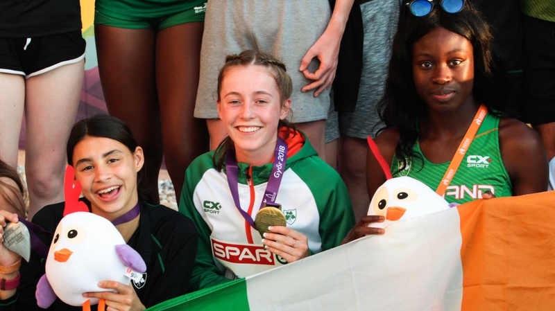 Sophie O'Sullivan (l), Sarah Healy (c) and Rhasidat Adeleke pose with their medals